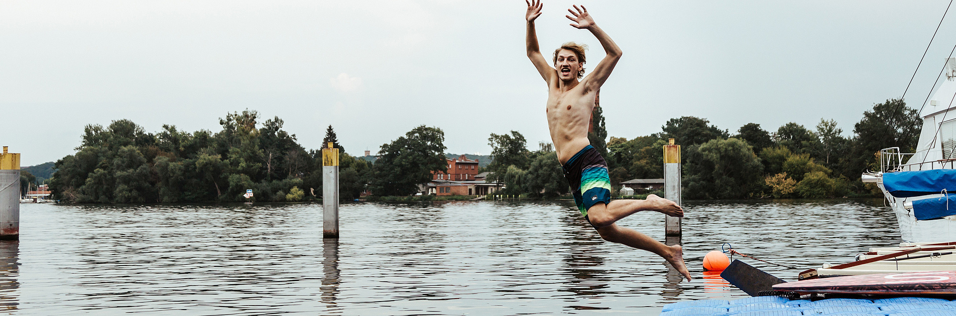 Jugendlicher springt ins Wasser