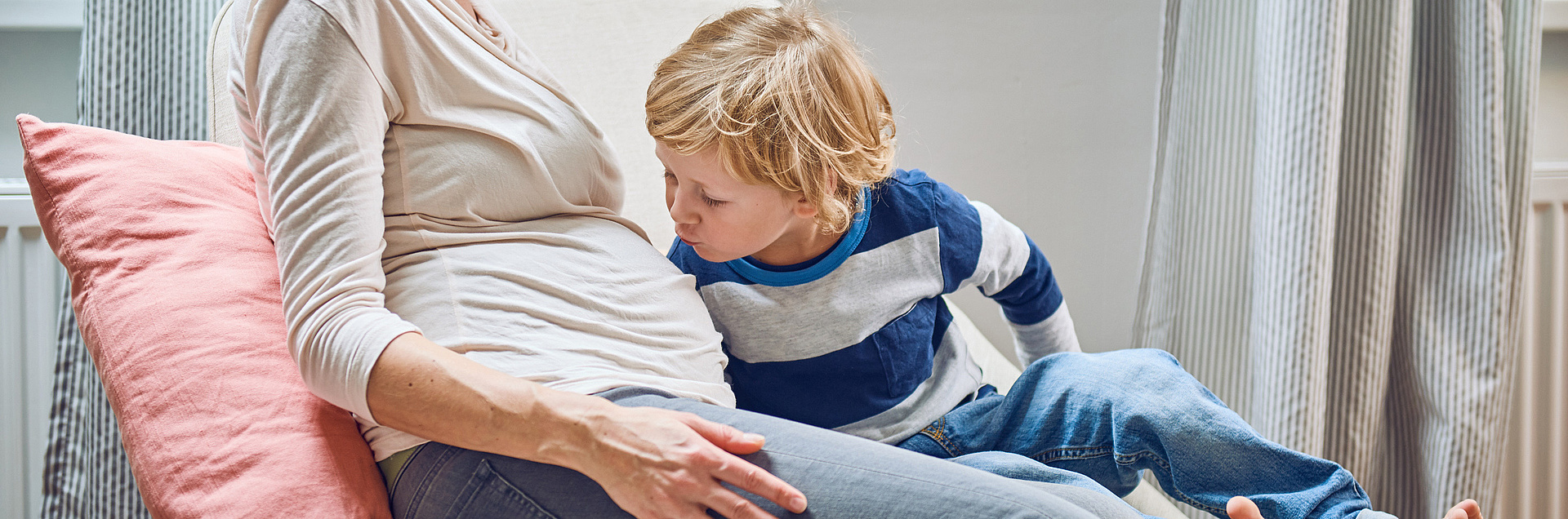 Schwangere Frau und Sohn