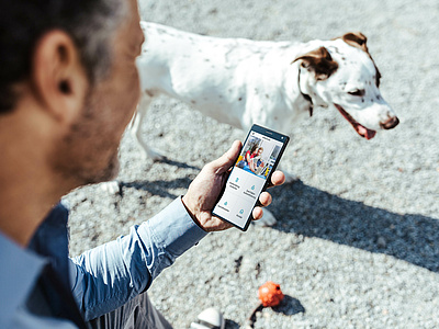 Mann am Handy nutzt die IKKBB-App 