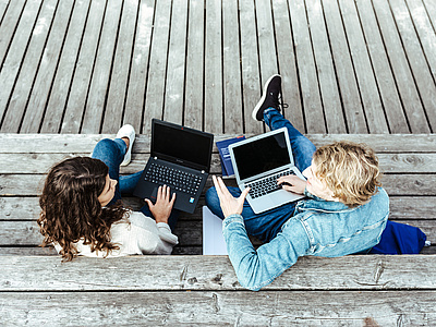 Jugendliche arbeiten am Computer