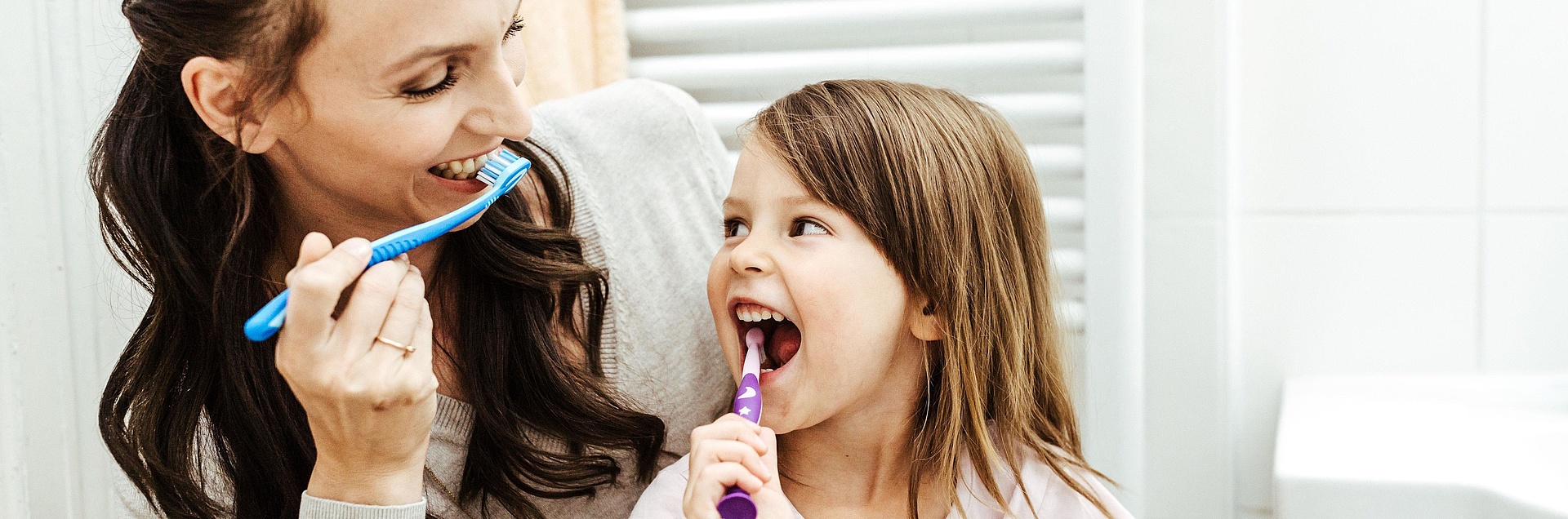 Mutter und Kind beim Zähneputzen