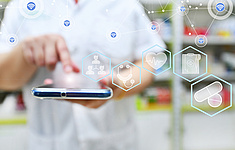 ePA Infotage Mann tippt auf Tablet