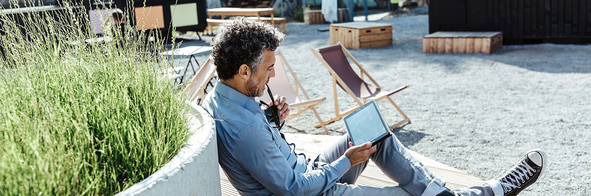 Mann mit Tablet draußen