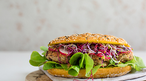 Vegetarischer Burger mit Salat auf einem Tisch