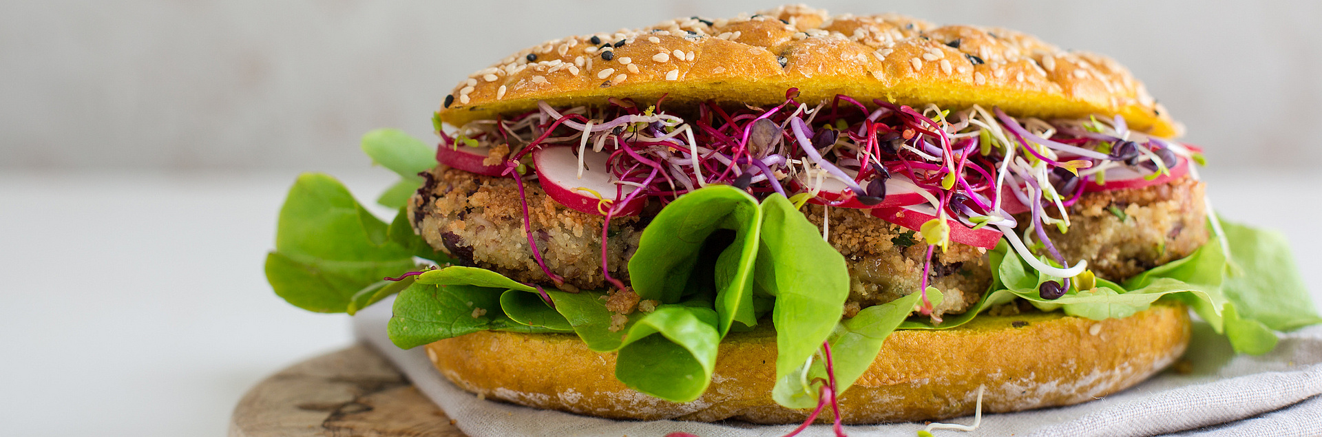 Vegetarischer Burger mit Salat auf einem Tisch