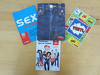 Ausgepackte Jeans-Box mit Flyern 