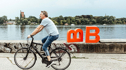 Mann auf Fahrrad 
