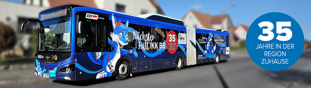 IKK BB feiert 35 Jahre in der Region – unterwegs im Stadtbus mit blauer Füchsin Kikki