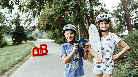 Sportliche Kinder mit Skateboard