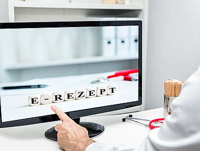 Computerbildschirm mit Aufschrift E-Rezept 
