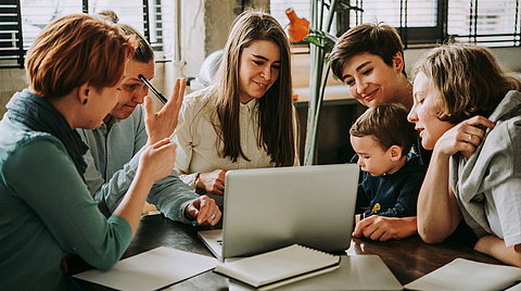 Familie vor dem Laptop 