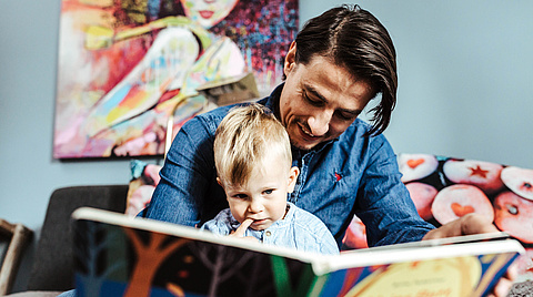 Vater liest Kind ein Buch vor