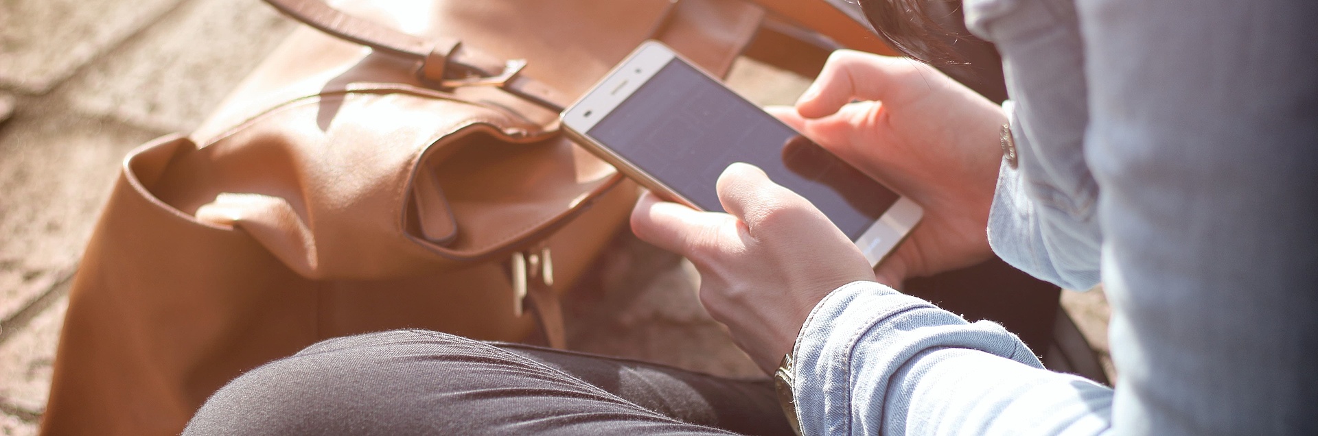 Frau mit Smartphone