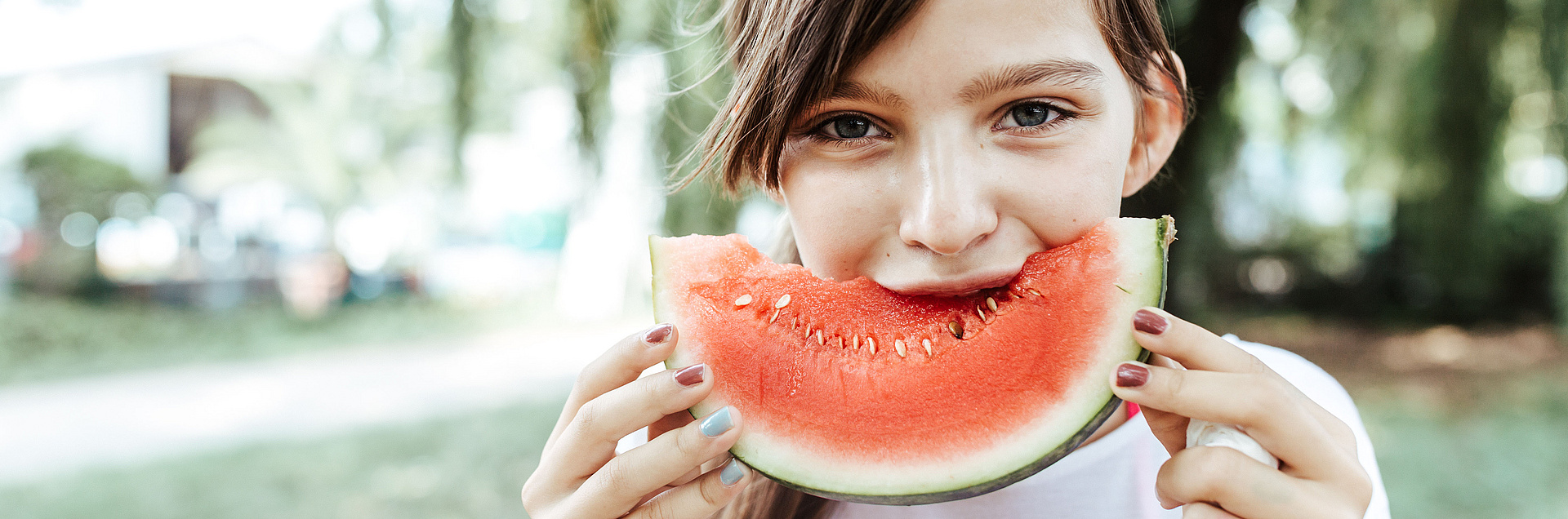 Mädchen isst eine Melone