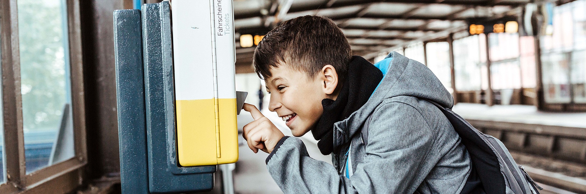 Schüler am Fahrscheinautomat