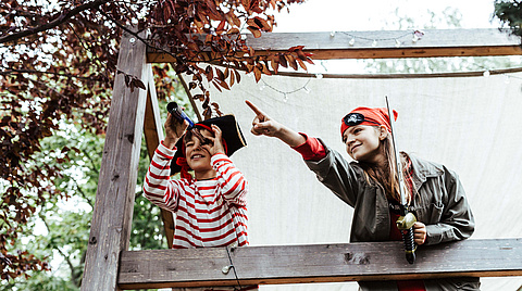 Kinder als Piraten verkleidet mit Fernglas