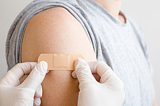 Pflaster auf Arm nach Grippeschutzimpfung 