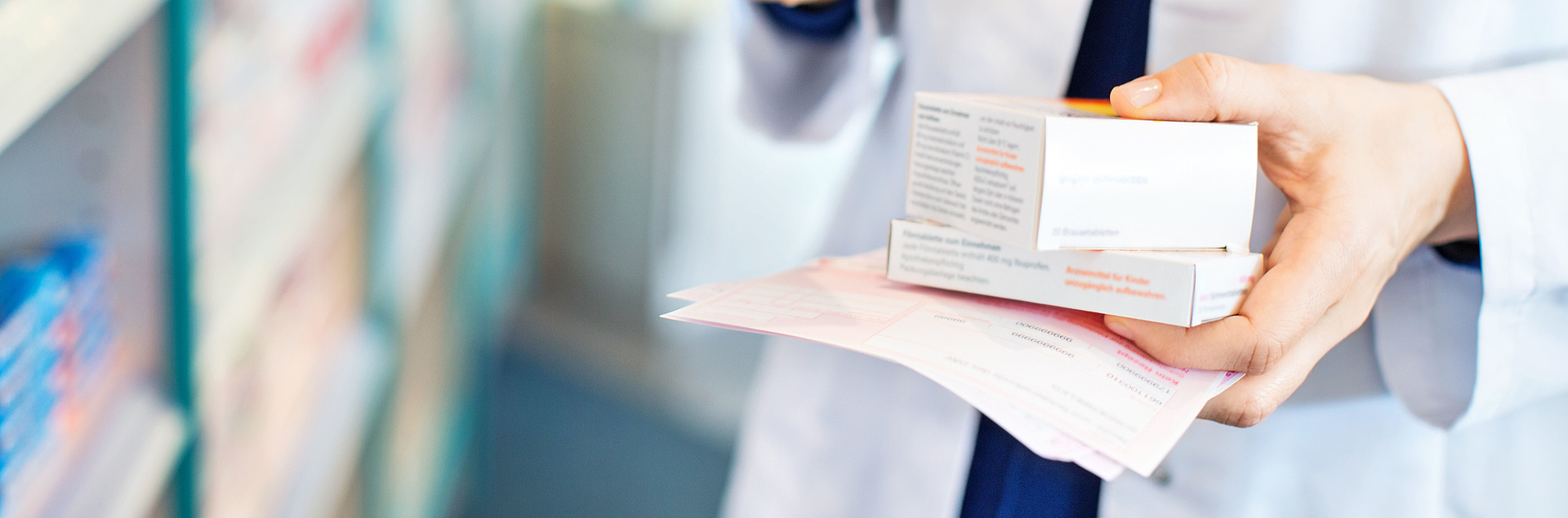 Apotheker mit Medikament in der Hand