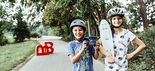 Sportliche Kinder mit Skateboard