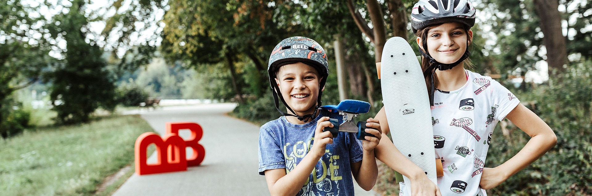 Sportliche Kinder mit Skateboard