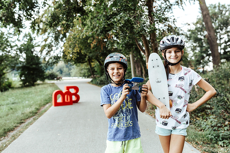 Sportliche Kinder mit Skateboard