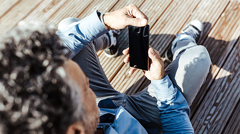 Mann mit Smartphone