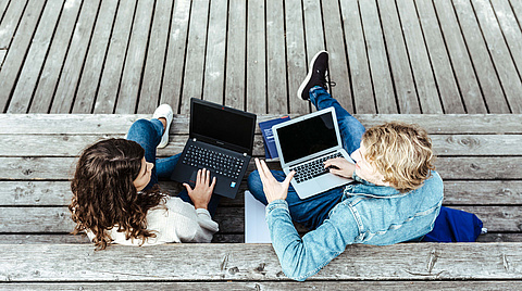 Jugendliche im Park mit Laptop
