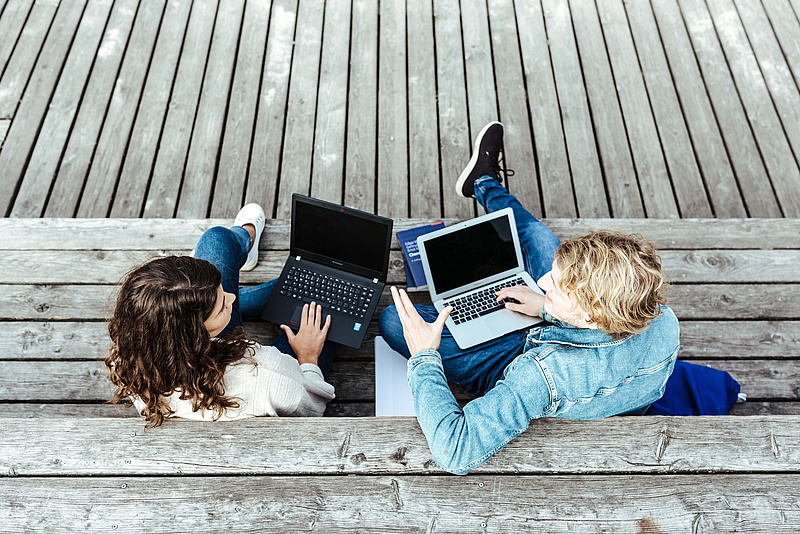 Jugendliche im Park mit Laptop