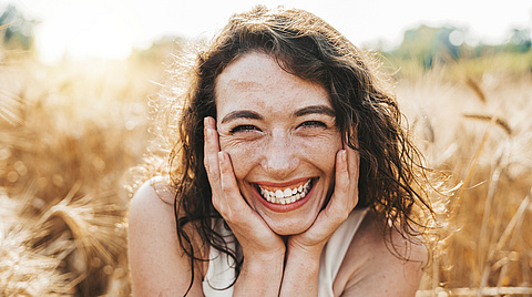 Frau in der Natur, im Feld
