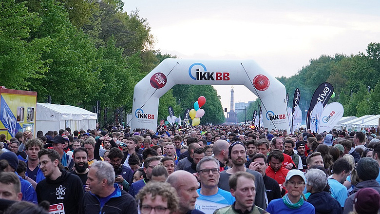 Video: Das war der 22. IKK BB Berliner Firmenlauf Teilnehmer*innen und Zuschauer*innen feiern gemeinsam beim IKK BB Berliner Firmenlauf in Berlin, mit Musik und Teamgeist.