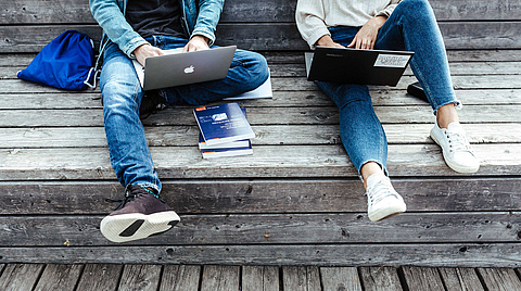 Studenten mit Laptops 