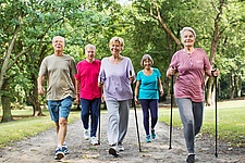 Gruppe von Senioren wandern im Park