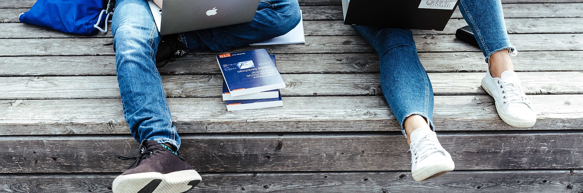 Studenten mit Laptops 