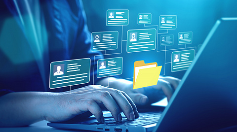 Person, die mit Daten auf einem virtuellen Bildschirm von Computern arbeitet