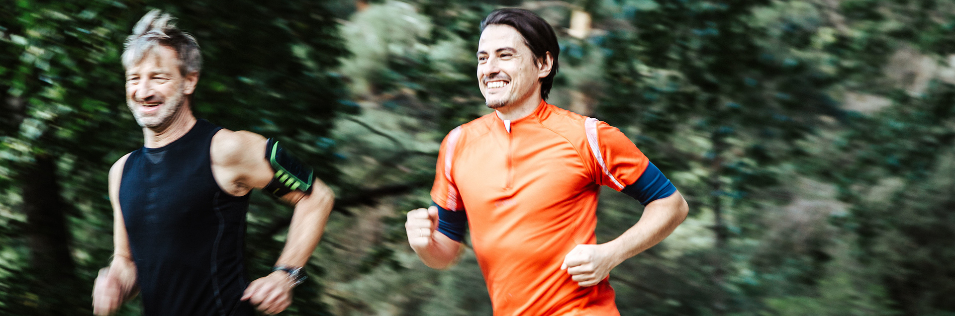 Zwei Männer joggen im Park