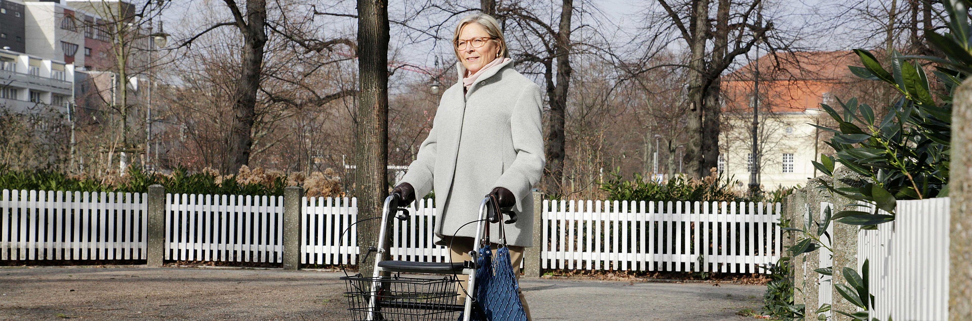 Seniorin mit Rollator