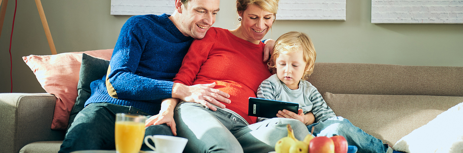 Familie mit Tablet