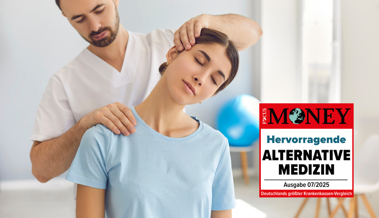 Mann massiert den Nacken einer Frau bei der Physiotherapie, Fokus Money Siegel für die IKK BB hervorragende Alternative Medizin